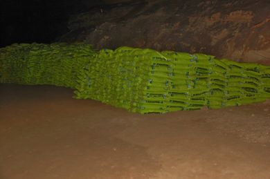 Sacos de Ecoland almacenados en una cueva, imagen original de Guanafrik